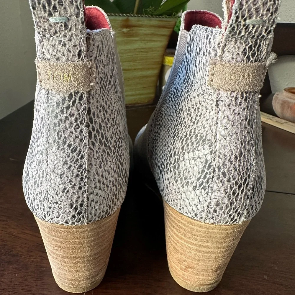 Toms Snake-Texture Light Gray Chelsea Booties